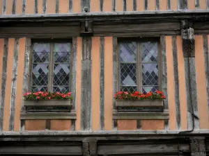 Verneuil-sur-Avre - Half-timbered house with flower-bedecked windows