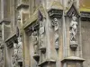 Verneuil-sur-Avre - Gesneden figuren sieren de toren van Magdalen