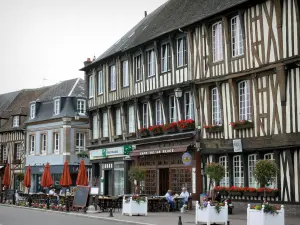 Verneuil-sur-Avre - Fachadas de casas de madera y café en la acera en la plaza de la Madeleine