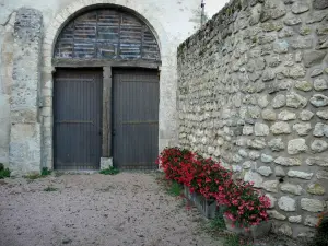 Verneuil-en-Bourbonnais - Portal of Notre-Dame-sur-l'Eau church and floral decoration (flowers)