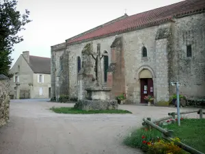 Verneuil-en-Bourbonnais - Ancienne collégiale Saint-Pierre et place de l'église