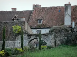 Verneuil-en-Bourbonnais - Medieval gate and roofs of houses in the village