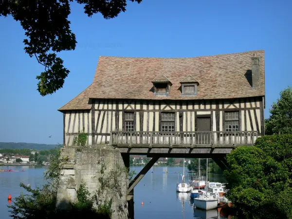 Vernon - Vieux Moulin à pans de bois à cheval sur les piles de l'ancien pont médiéval, fleuve Seine et bateaux de la base nautique