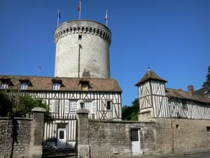 Vernon - Tour des Archives (donjon de l'ancien château médiéval) et façades à pans de bois