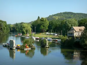 Vernon - Fluss Seine, Brückenpfeiler der ehemaligen mittelalterlichen Brücke, alte Fachwerkmühle, Boote der nautischen Basis, und Bäume am Seineufer