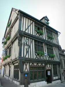 Vernon - Haus Temps Jadis, mit Fachwerk und Mauervorsprung, bergend das Verkehrsbüro der Portes de l'Eure