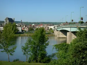 Vernon - Clemenceau brug over de rivier de Seine, de bomen langs het water, en de collegiale kerk van Notre Dame op de achtergrond uitzicht op de stad