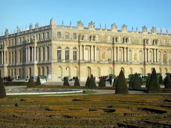 Versailles - Paleis van Versailles en zijn park (bloemperken, gesnoeide struiken en vijver)