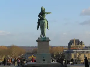 Versailles - Standbeeld van Lodewijk XIV met uitzicht op de toegangspoort van het paleis van Versailles en de avenue de Paris