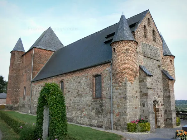 Versterkte kerken van Thiérache - Englancourt: versterkte kerk Saint-Nicolas, met zijn torentjes en dungeon