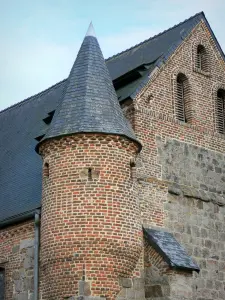 Versterkte kerken van Thiérache - Englancourt: uitkijktoren aan versterkte kerk Saint-Nicolas