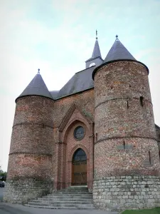 Versterkte kerken van Thiérache - Wimy: St. Martin versterkte kerk, met zijn toren geflankeerd door twee ronde torens