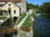 Verteuil-сюр-Шаранта - Водяная мельница и ее сад, украшенный цветами, река Шаранта (долина Шаранта), деревья на краю воды