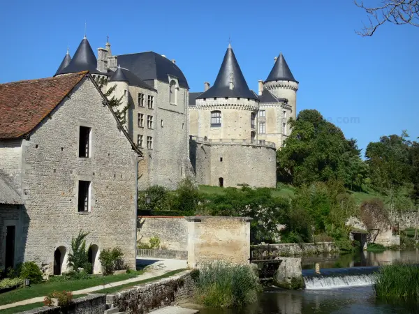 Verteuil-sur-Charente - Schloß versehen mit Türmen, Wassermühle und Fluss Charente (Tal der Charente)