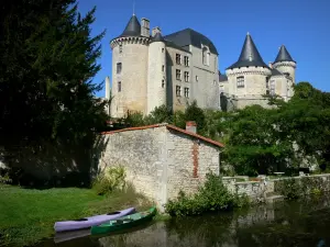 Verteuil-sur-Charente - Schlosstürme, Bäume, Fluss Charente (Tal der Charente) und Kanus