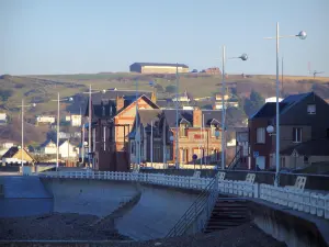 Veulettes-sur-Mer - Strand, Promenade, Strassenleuchte und Häuser des Seebades, im Pays de Caux (Küste Alabaster)