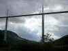 Viadukt  von Millau - Brückenpfeiler, Fahrbahnplatte, Pylonen und Schrägseile der Autobahnbrücke