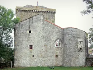 Viala-du-Pas-de-Jaux - Wohnung und Turm der Hospitaliers (Johanniter); im Larzac, im Herzen des Regionalen Naturparks der Grands Causses