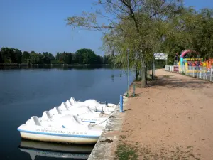 Vichy - Passeggiata lungo il fiume Allier, pedalò ormeggiate, e gli alberi in riva al mare