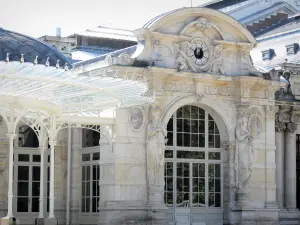 Vichy - Spa (ciudad balneario): fachada y marquesina del Palacio de Congresos-Opera (Antiguo Casino)