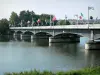 Vichy - Flussbrücke Bellerive, geschmückt mit Fahnen, überspannend den Fluss Allier