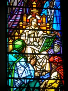 Vichy - Binnen in de nieuwe kerk van St. Blaise (Kerk van Onze Lieve Vrouw van de Zieken): glas in lood