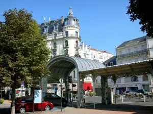 Vichy - Galerie couverte métallique du parc des Sources, commerces et bâtiments de la ville thermale (station thermale)