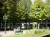 Vichy - Spa (ciudad balneario): Hall y el Parque des Sources Fuentes con árboles y bancos