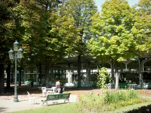 Vichy - Spa (città termale): Hall e Parco des Sources Fonti con alberi e panchine