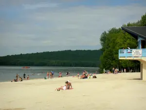 Vieilles-Forges lake - Sandy beach of the lake