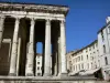 Vienne - Tempel von Augustus und Livia (römischer Tempel) mit korinthischen Säulen, und Fassaden des Platzes Palais