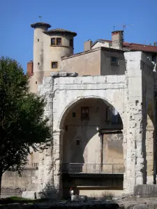 Vienne - Jardin de Cybèle (jardin archéologique) : arcades du portique du forum (vestiges gallo-romains)