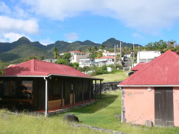 Vieux-Fort - Centro bordado en la antigua fortaleza, casas de pueblo y montañas Vieux-Fort Caribe; en la isla de Basse - Terre