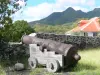 Vieux-Fort - Kanone der ehemaligen Feste und Berge Caraïbes im Hintergrund