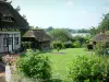 Vieux-Port - Chaumière à colombages et son jardin avec vue sur le fleuve Seine ; dans le Parc Naturel Régional des Boucles de la Seine Normande, sur la Route des Chaumières