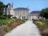 Vignoble de Bordeaux - Château Chasse-Spleen et son jardin fleuri, domaine viticole à Moulis-en-Médoc