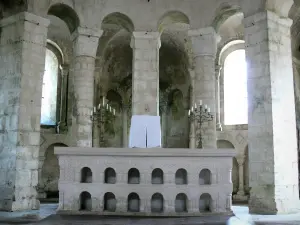 Vignory church - Inside the Saint-Etienne Romanesque church: altar and ambulatory