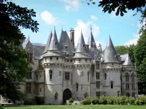 Vigny castle - Facade of the Renaissance château with its entrance pavilion, its machicolated towers and its chapel; in the Regional Natural Park of French Vexin