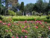 Villa Ephrussi de Rothschild - Rozentuin (rozen, rozen), een kleine tempel en bomen op de achtergrond