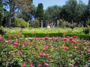 Villa Ephrussi de Rothschild - Jardín de las Rosas (rosas, rosas), un pequeño templo y los árboles en el fondo