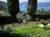 Villa Ephrussi de Rothschild - Rozentuin (rozen, rozen) met uitzicht op de baai van Villefranche-sur-Mer