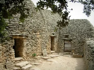 Village des Bories - House and sheepfold (constructions) made of dry stones