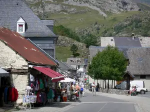 Village de Gavarnie - Rue bordée de maisons et commerces