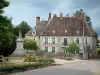 Villages de Haute-Saône - Place avec une statue et des fleurs, route et demeure