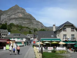 Villaggio di Gavarnie - Strada fiancheggiata da case e negozi, montagna che domina l'intera