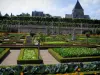Villandry城堡和花园 - 从菜园的花和蔬菜俯视教会和村庄房子