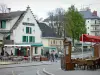 Villard-de-Lans - Wohnhäuser und Strassencafés des Dorfes