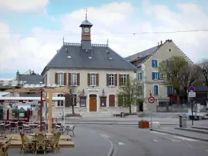 Villard-de-Lans - Municipio, piazza della città e caffè all'aperto