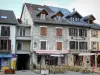 Villard-de-Lans - Façades de maisons et terrasse de café du village