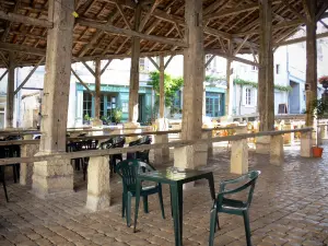 Villebois-Lavalette - Terrasse de café sous les halles du village